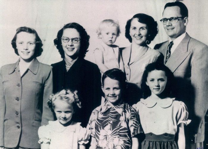 A family photo of the 1 9 5 0 's.